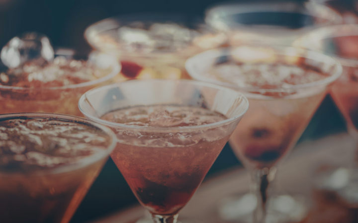 E tudo começa num bar