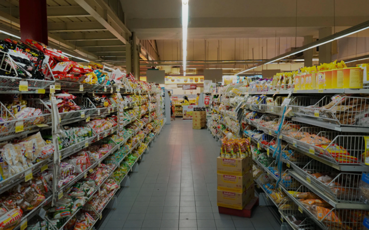 Homens no supermercado